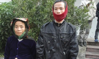 Bà Thịnh, anh Nhày đến nhận quà tết tại huyện Như Xuân. Ảnh: K.N