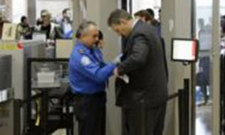 Nhân viên TSA kiểm tra hành khách tại một sân bay ở Mỹ.