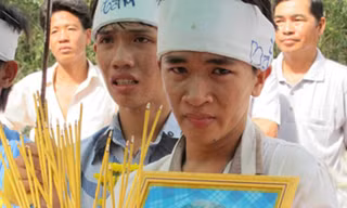 Người mẹ nghèo tự tử cho con đi học gây chấn động