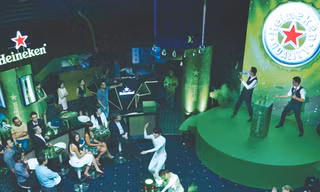Màn biểu diễn của bartender hấp dẫn cuốn hút khán giả