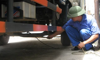 Kỹ thuật viên đang kiểm tra xe đăng kiểm tại một Trung tâm đăng kiểm phía Bắc. ảnh: Phạm Anh