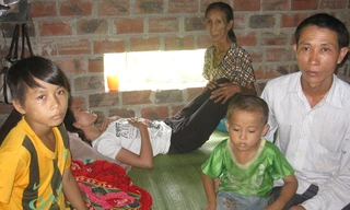 Dính đòn ghen vô cớ, gia cảnh chị Chương (người nằm) anh Thắng lâm vào cùng quẫn 