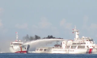 Tàu Trung Quốc tấn công tàu chấp pháp Việt Nam bằng súng phun nước.