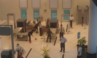 Hành khách chạy mưa ở nhà ga Buôn Ma Thuột