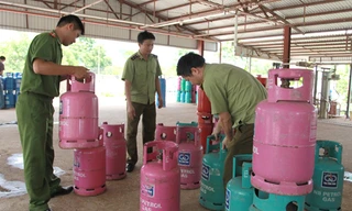 Lực lượng chức năng kiểm tra tại Cty Gas Ninh Bình