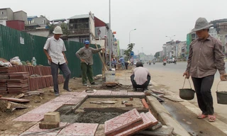 Mới thông xe chưa được 6 tháng nhưng vỉa hè đường vành đai 1 đoạn Ô Chợ Dừa - Hoàng Cầu đã phải vá víu nhiều đoạn. Ảnh: T. Đảng