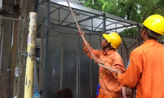 Dù trời nắng nóng kéo dài nhưng EVN cố gắng không để mất điện. Ảnh: Phong Cầm