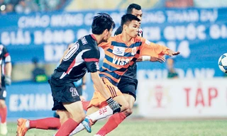 Ninh Bình (giữa) giật lại một điểm từ tay ĐTLA trong trận đấu chiều qua trên sân Hoa Lư. ảnh: VSI 