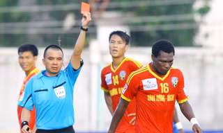 Trọng tài Phùng Đình Dũng rút thẻ đỏ truất quyền thi đấu của Felix (HV An Giang) trong trận HV An Giang thua Than Quảng Ninh 1-2 cuối tuần qua. ảnh: VSI 