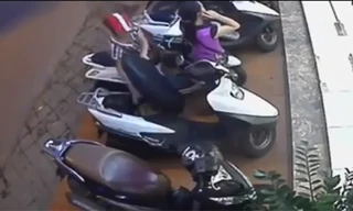 Nữ quái cạy cốp xe cuỗm túi xách trong nháy mắt