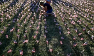 Cắm cờ tại một công viên ở Bắc Illinois tưởng nhớ các nạn nhân trong vụ tấn công 11/9. Nguồn: abc.net.au