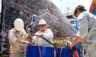 Chuẩn bị vật liệu phun Polyurea. ảnh: Nguyễn Huy