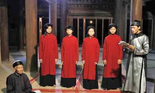 Kép trống Nguyễn Xuân Hội cùng các đào kép trẻ Phù Đức. Ảnh: Nguyễn Văn Quế