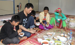 Bữa cơm gia đình đầu tiên của Vừ Già Pó khi trở về 