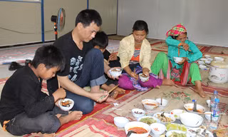 Bữa cơm gia đình đầu tiên của Vừ Già Pó khi trở về 