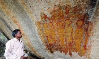 Một phiến đá cổ được tạc hình ở hang động thuộc Charama.