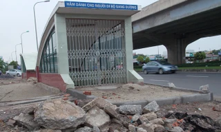 Hầm chui trăm tỷ “đắp chiếu”, dân leo dải phân cách