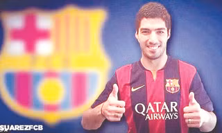 Suarez là tâm điểm chú ý trong “cuộc chiến giữa các vì sao”. Ảnh: EPA 
