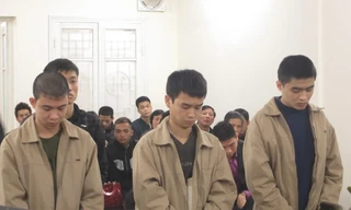 Các bị cáo đứng nghe tuyên án