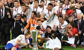  Các cầu thủ Sevilla ăn mừng danh hiệu vô địch Europa League. Ảnh: Getty Images 