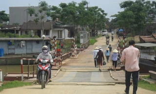 Cầu phao Bút Sơn nay mai sẽ được thay thế bằng một cây cầu mới. ảnh: Phạm Nhài