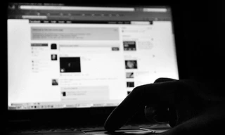 Cấm tung ảnh nóng lên mạng để trả thù