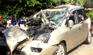 Ôtô 7 chỗ bị bẹp dúm. Ảnh: An Nhơn