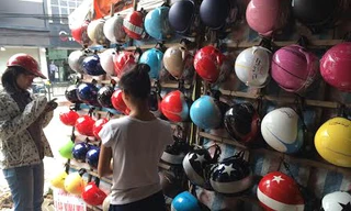 Loại mũ bảo hiểm thời trang, mũ lưỡi trai hầu như đã biết mất khi quy định xử phạt người đội mũ không đủ ba lớp có hiệu lực. Thay vào đó, mũ bảo hiểm đủ ba lớp giá 50.000 đồng/chiếc được bày bán tràn lan trên vỉa hè Hà Nội