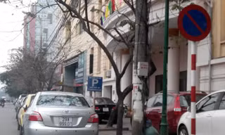 Biển cấm và cho đỗ xe chỉ cách nhau vài mét trên đường Trần Quang Khải