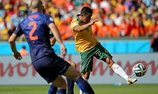 Siêu phẩm của Tim Cahill không đủ để giúp Australia chặn những người Hà Lan bay. ảnh: AP