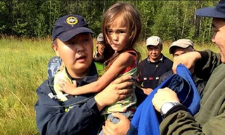 Bé Karina may mắn sống sót sau 11 ngày trong rừng. Ảnh: SakhaPress