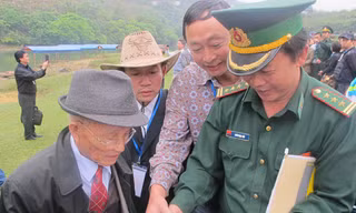 Được về thăm và đầu tư tại quê hương là nguyện vọng của nhiều kiều bào. Trong ảnh, đoàn kiều bào đang xem tấm bản đồ cổ Thác Bản Giốc trong chuyến thăm Thác Bản Giốc, Cao Bằng năm 2013. Ảnh: L.A