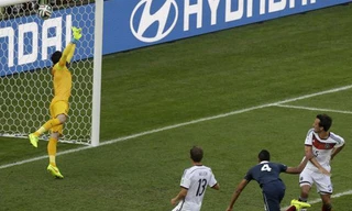 Hummels đánh đầu tung lưới Pháp đưa Đức tiến vào bán kết. Ảnh: AP