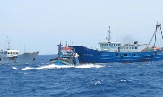 Các tàu Trung Quốc hung hãn vây bủa hòng đâm chìm tàu cá của ngư dân Việt Nam - hậu quả là tàu cá DNa 90152 đã bị đâm chìm
