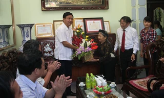 Bà Đinh Thị Nụ (vợ liệt sỹ) đã góp gần 300 triệu đồng để làm đường ”cho sạch và dễ đi”.