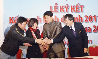  Ông Đoàn (đầu tiên từ bên phải) trong lễ ký kết với đối tác. ảnh: Cao Nhung