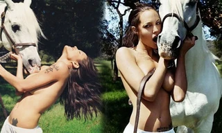 Các người đẹp Hollywood ngực trần sexy bên ngựa 