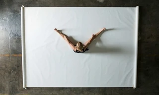 Heather Hansen đến từ New Ỏleans (Mỹ). Cô thực hiện một dự án mang tên "Emptied Gestures". Dự án bao gồm các tác phẩm do cô dùng chính cơ thể của mình vẽ lên. Trong ảnh Heather đang ngồi trên khổ giấy trắng lớn chuẩn bị tạo ra một bức tranh theo phong các