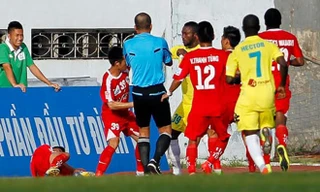 Màn ẩu đả trên sân Lạch Tray ở vòng 17. Ảnh: Dân Trí.