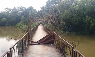 Dân Thủ đô liều mình đi trên cây cầu treo “dọa” sập