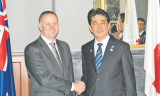 Thủ tướng New Zealand John Key (trái) ngày 7/7 hội đàm với Thủ tướng Nhật Bản Shinzo Abe - lãnh đạo Nhật Bản đầu tiên thăm New Zealand trong hơn một thập kỷ qua. Ảnh: Xinhua 