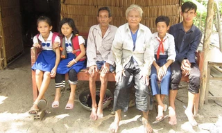 Bà Năm với chồng và 4 cháu ngoại. Ảnh: Tùng Huyên