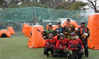 Bắn súng sơn được nhiều bạn trẻ yêu thích.