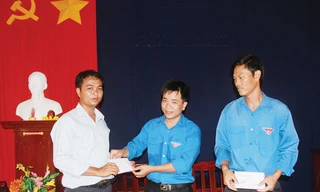  Anh Tiến (trái) và anh Hoa (phải) nhận quà từ đoàn hành trinh Tuổi trẻ vì biển đảo quê hương 2013