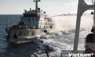 Tàu Trung Quốc ngang ngược dùng vòi rồng tấn công tàu cảnh sát biển Việt Nam. Ảnh: Vietnam+