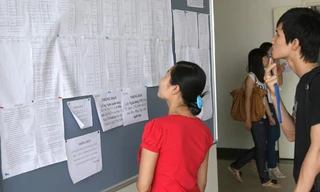 Xem điểm thi tại trường ĐH dân lập Thăng Long - Hà Nội. Ảnh: Như Ý