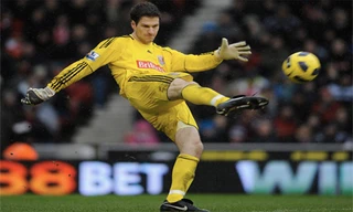 Pha ghi bàn ở cự ly hơn 90m của thủ môn Begovic