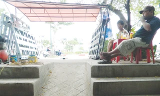 Căn nhà 346/112 Phan Văn Trị như một cái hang, phải xây bậc tam cấp để leo ra đường Phạm Văn Đồng. ảnh: LT