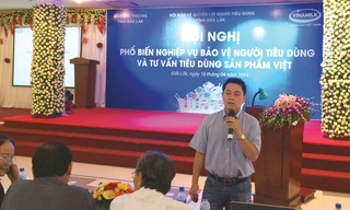  Ông Nguyễn Bằng Phi - Trưởng ban nhãn hiệu ngành hàng sữa chua của Vinamilk chia sẻ với người tiêu dùng về cách bảo quản sản phẩm sữa chua luôn tươi ngon và đảm bảo dinh dưỡng