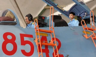 Thiếu tá Nguyễn Công Tênh (ngồi trước) và trung úy Trần Gia Chuân kiểm tra thiết bị trên máy bay Su 30MK2. Ảnh: T.Đ